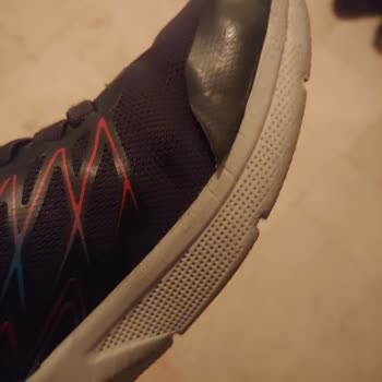 Skechers Kusurlu Ayakkabılarına Sahip Çıkmıyor.