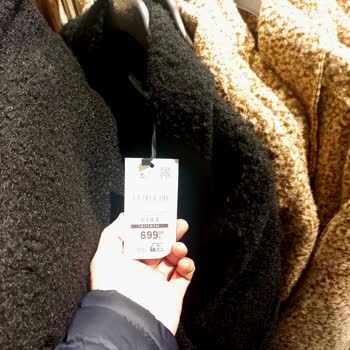 Giysa Giyim Tek Fiyat Koyduğu Stantta Farklı Fiyatlı Ürün Satıyor.