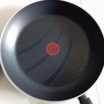 Tefal 32 Cm Tava Teflonu Attı