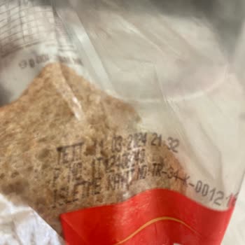 Nimet Gıda Marketten Alınan Ekmeklerin Küflü Çıkması Üzerine Şikayet