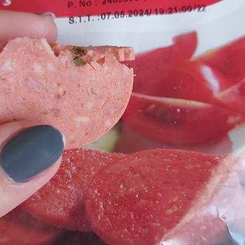 Lezita Piliç Dilimli Sucuk Yeşil Bir Şey Çıktı