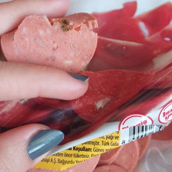 Lezita Piliç Dilimli Sucuk Yeşil Bir Şey Çıktı