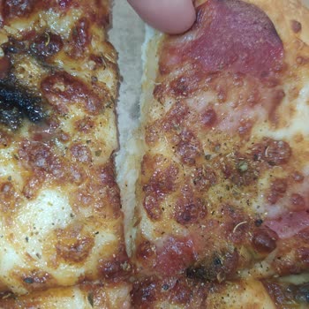 Pizza Hut Kıl Çıktı Pizzadan