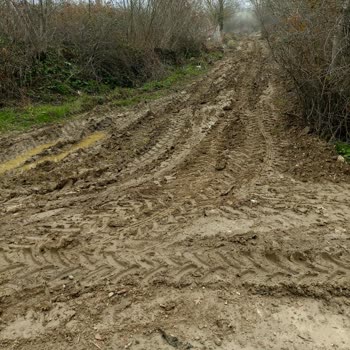 SASKİ Geyve'de Yol Çilesi: Yapılan Kazı Sonrası Çamurda Mahsuruz
