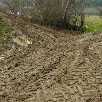 SASKİ Geyve'de Yol Çilesi: Yapılan Kazı Sonrası Çamurda Mahsuruz