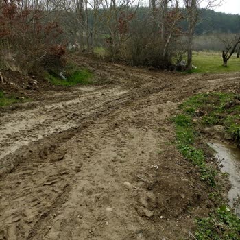 SASKİ Geyve'de Yol Çilesi: Yapılan Kazı Sonrası Çamurda Mahsuruz