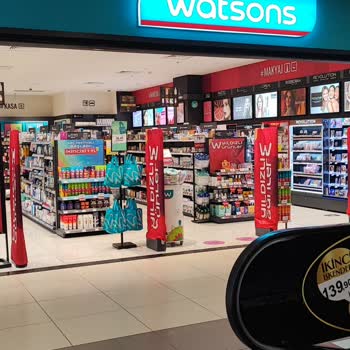 Watsons Mağazasının Kapanış Saatinden Önce Kasayı Kapatması