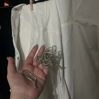 Koton Beyaz Ve Siyah Taşlı Kot Ceketlerin Hali