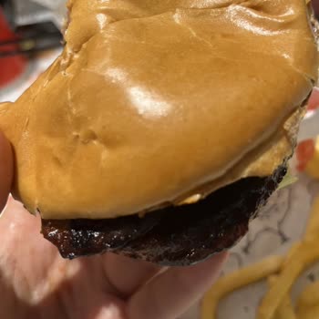 Doyuyo! Cevahir AVM'deki Yağlı Hamburger Hayal Kırıklığı