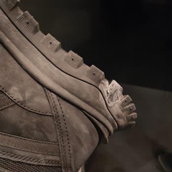 Greyder Bot Ve Bot Üzerine Serviste Japon Yapıştırıcı Damlatılması