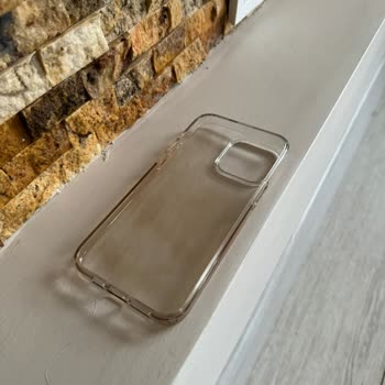 Spigen Alırken Şeffaf Bir Ay Sonra Sarı Kılıf.