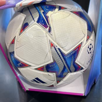 Adidas Profesyonel Seviye Futbol Topu