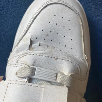 Bershka Spor Ayakkabı Üzerinde Soyulma Ve Açılmalar