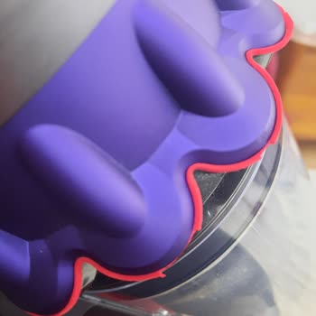 Dyson Nazik Kullanımda Bile Çizilen Boru, Anlamsız Soyulan Süngerler.