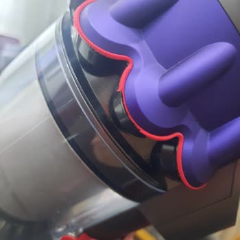 Dyson Nazik Kullanımda Bile Çizilen Boru, Anlamsız Soyulan Süngerler.