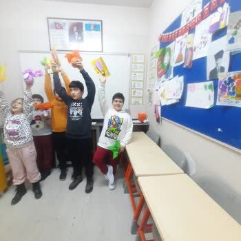 Milli Eğitim Bakanlığı (MEB) Çocuklarımız Egitim Görmüyorlar Lar Lütfen İlgilenin