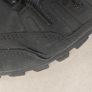 Kinetix Kartondan Ayakkabı Yapmış