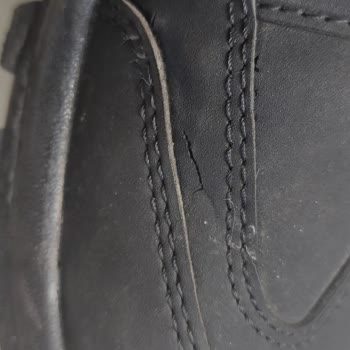 Kinetix Kartondan Ayakkabı Yapmış