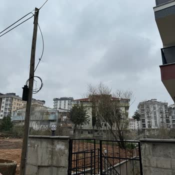 Türk Telekom İnşaatın Önünden Direği Kaldırmıyor!