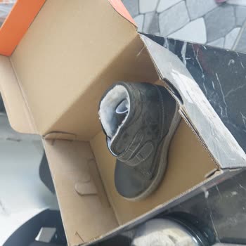 FLO Ayakkabı Mağazasının Tozlu Ve Tek Bot Göndermesi