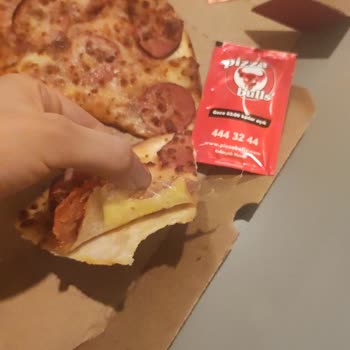 Pizzabulls Pizza İçinden Büyük Boyutta Plastik Jelatin Çıktı