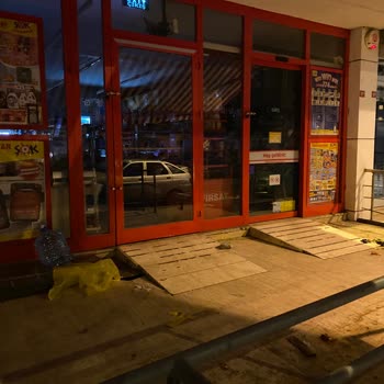 Şok Marketler Kendi Çöplerini Toplamıyor. Yol Ortasında Bırakıyor