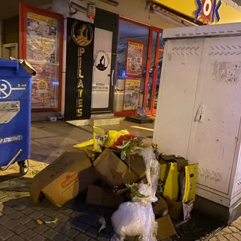 Şok Marketler Kendi Çöplerini Toplamıyor. Yol Ortasında Bırakıyor