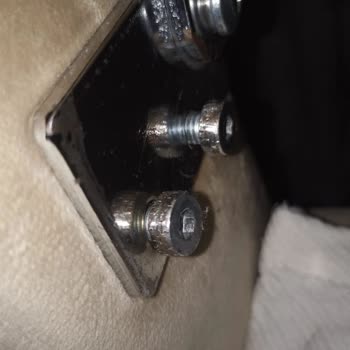 Aksu Çarşı Koltuğum Zarar Gördü.