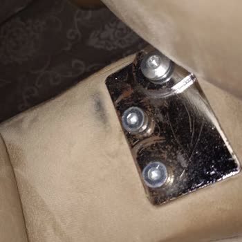 Aksu Çarşı Koltuğum Zarar Gördü.