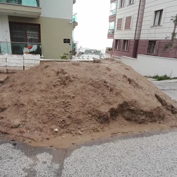 İzmir Büyükşehir Belediyesi Yoldaki Çamur Yığını