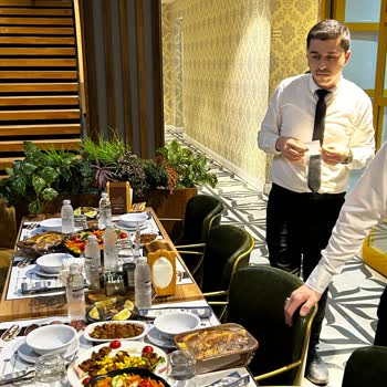 Meşhur Gülçimen Aspava Ünlü Restoranda Hijyenik Olmayan Masa Düzenlemesi