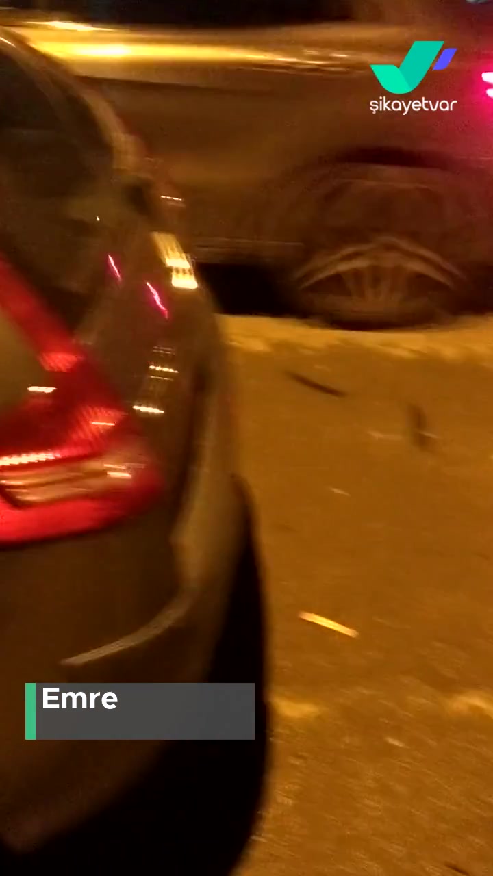 İBB - İstanbul Büyükşehir Belediyesi Sokaktaki Rögar Kapağından Yaz Kış Sürekli Kötü Koku videonun kapak resmi