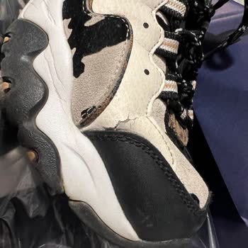 Skechers Ayakkabının Hatasını Kullanıcı Diyerek Önemsemediler.
