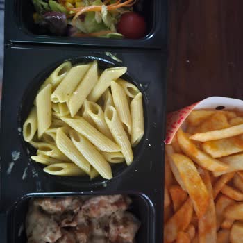 Tavuk Dünyası Ve Siparişi Dikkate Almaması Ve Ürünü Kusurlu Göndermesi