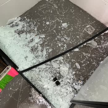 Koçtaş' Dan Aldığım Duşakabin Patladı, Yardımcı Olmuyorlar, Mağdurum