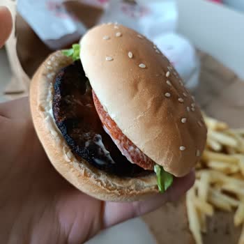 Saloon Burger Yanık Köfte Ve Yanık Soğan Halkası