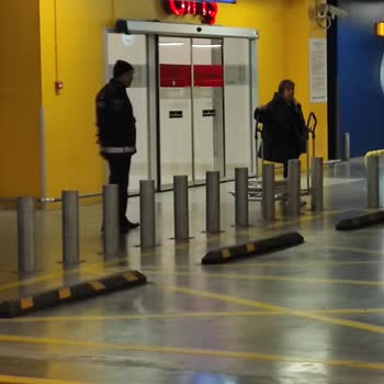 IKEA Ürün Yükleme Alanı Neden Sadece Üç Adet Araba İçin?