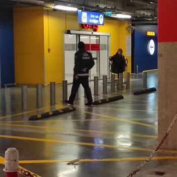 IKEA Ürün Yükleme Alanı Neden Sadece Üç Adet Araba İçin?