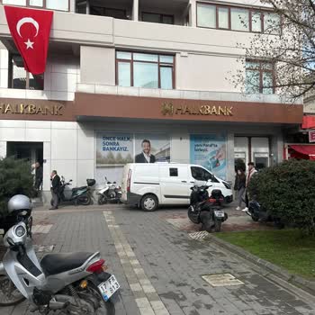 16.57 De Kapanan Cumhuriyet Meydanı Halkbank Şubesi