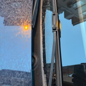 Renault Serviste Ön Cam Fitilleri Kırık!