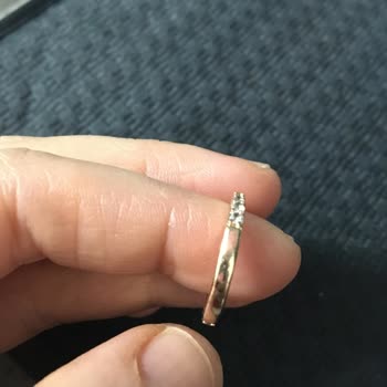 Swarovski Yüzük Soldu. Taşı Artık Eskisi Gibi Parlamıyor.