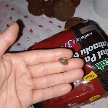 BİM Eti Üçlü Bisküvinin İçinden Plastik Parçası Çıktı