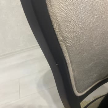 Kelebek Mobilyanın Yemek Masası Takımında Sandalyelerinin Boya Atması