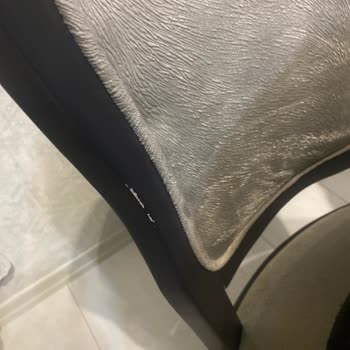 Kelebek Mobilyanın Yemek Masası Takımında Sandalyelerinin Boya Atması