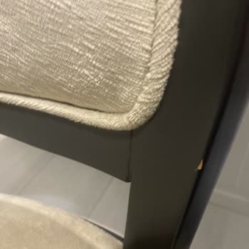 Kelebek Mobilyanın Yemek Masası Takımında Sandalyelerinin Boya Atması