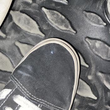 Vansvturkiye.com Vans Ayakkabı Ayağa Solma Yapıyor,1 Sene Olmadan Ayakkabı Delindi.