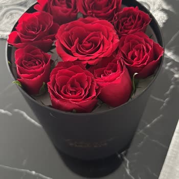 Lilyana Flowers Alakasız Kutu Gönderilmesi