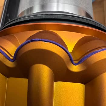 Dyson V15 Süpürge Kutuda Dururken Deformasyon