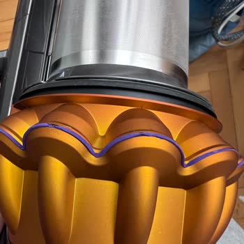 Dyson V15 Süpürge Kutuda Dururken Deformasyon