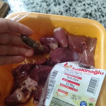 Keskinoğlu Tavuk Ciğeri İçinden İçi Pislik Dolu Tavuk Bağırsağı Çıktı